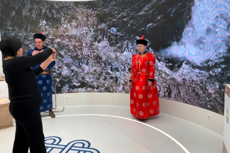 Folklore trifft Virtual Reality: Am Burjatien-Stand lassen sich die Menschen in Trachten fotografieren