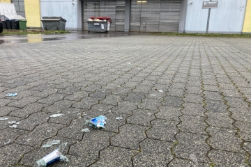 Trier / Nach Angriff auf Polizisten mit Flaschen und Besen: Prozess gegen elf Angeklagte startet
