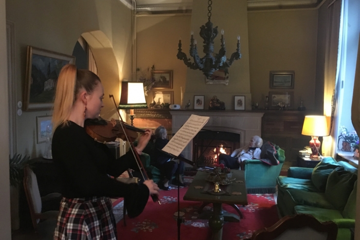 „Musek schenken“ / Wer die Musik bestellt, muss sie nicht bezahlen: Dieses Projekt bietet Mini-Konzerte zu Hause