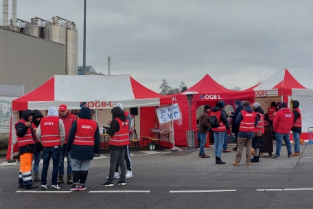 Auch am Dienstag hielten die Streikenden die Stellung vor dem Werk in D&uuml;delingen