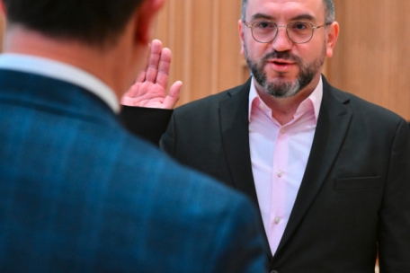 Der neue Rat Dajvid Ramdedovic wurde von Interims-Bürgermeister Pim Knaff vereidigt 