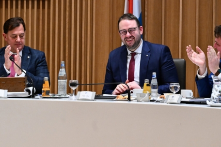 Applaus für den neuen Bürgermeister (v.l.n.r.): Pim Knaff, Christian Weis und Meris Sehovic