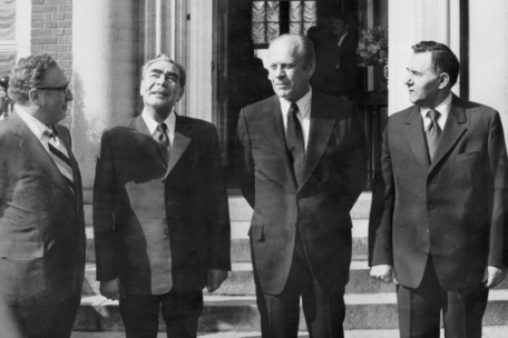 Kissinger mit Leonid Breschnew und Gerald Ford während deren ersten privaten Treffens am 31. Juli 1975 in Helsinki. Rechts der sowjetische Außenminister Andrej Gromyko.