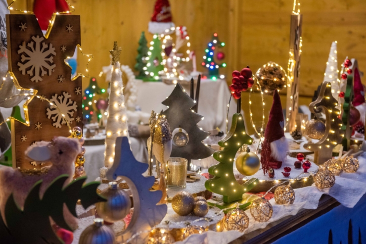Adventszeit / Warmweiß und mit Zeitschaltuhr: Was man bei der Weihnachtsbeleuchtung beachten sollte