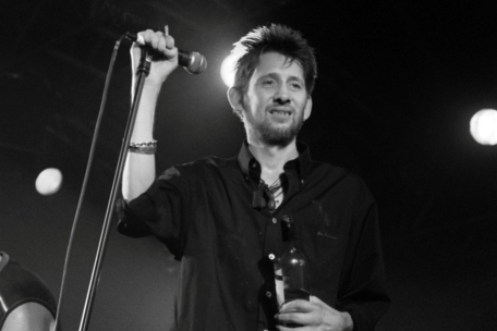 Shane MacGowan 1999 auf der B&uuml;hne mit seiner Gruppe The Popes beim zehnten j&auml;hrlichen &bdquo;Fleadh&ldquo; in Finsbury Park