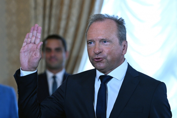 RTL Background / Finanzminister Gilles Roth ist überzeugt von Finanzplan der Regierung: „Es wird funktionieren“