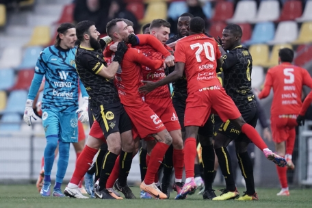 Hinter den Kulissen / Ein WM-Teilnehmer und ein rüdes Derby