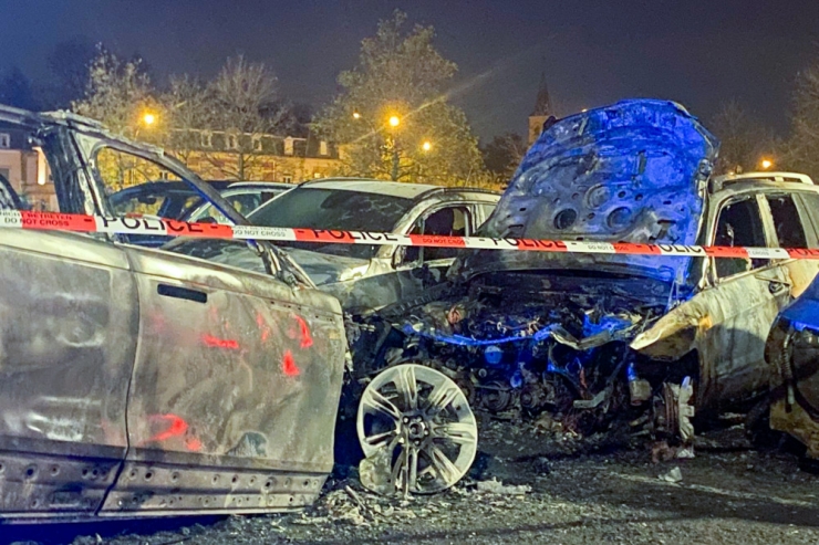 Polizei / Autobrand auf dem Glacis greift auf andere Fahrzeuge über – insgesamt sechs beschädigt