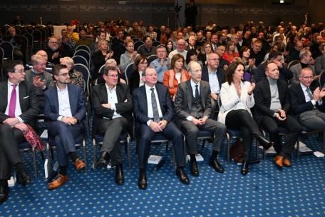 Unter den etwa 400 Gästen sind an diesem Abend im „Parc Hotel Alvisse“ auch einige Abgeordnete des Parlaments