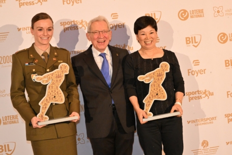 Sarah De Nutte (l.) und Ni Xia Lian bei der letztjährigen Preisüberreichung zusammen mit sportspress.lu-Präsident Petz Lahure