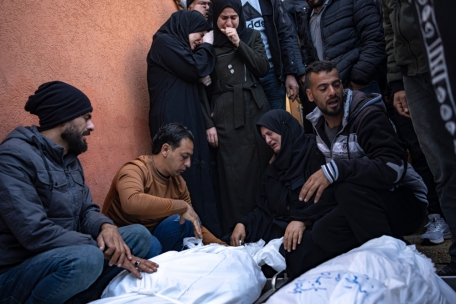 Palästinenser trauern am 2.12. im Krankenhaus um ihre Angehörigen, die beim israelischen Bombardement des Gazastreifens getötet wurden