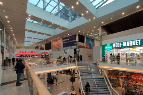 Ein Sportgeschäft sowie ein Essens-Markt werden auf der Fläche über dem Elektro-Geschäft und der „Parapharmacie“ angesiedelt