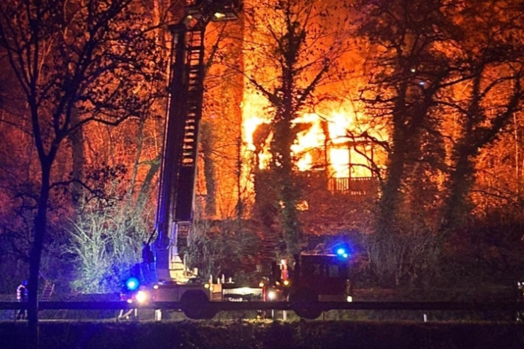 Mittwochabend / CGDIS rückt zu Großbrand in Born aus – 50 Feuerwehrleute im Einsatz