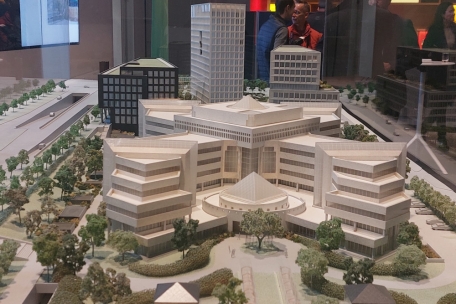 Im Modell sind die drei Gebäude im Hintergrund zu sehen, das neue ganz rechts. Im Vordergrund das „Kronos-Gebäude“.