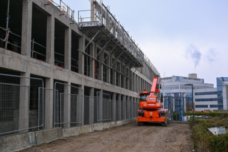 Im Hintergrund des Neubaus ist das alte „Kronos-Gebäude“ zu sehen