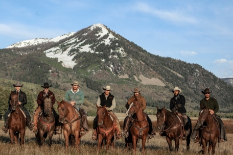 V.l.n.r.: Jamie Dutton (Wes Bentley), Lloyd (Forrie Smith), Fred (Luke Peckinpah), John Dutton (Kevin Costner), Lee Dutton (Dave Annable), Colby (Denim Richards) und Rip Wheeler (Cole Hauser)