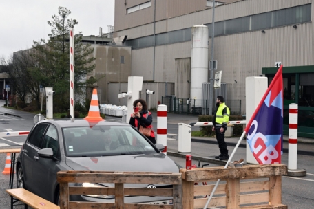 Streikbrecher werden am Verlassen des Werkes gehindert. Dem Fahrer bleibt nichts anderes &uuml;brig, als die Polizei zu rufen.