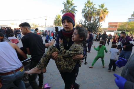 Palästinensische Gebiete, Dair El-Balah: Ein palästinensischer Junge bringt am 9.12. ein Mädchen, das bei israelischen Luftangriffen verletzt wurde, ins El-Aqsa Medical Krankenhaus.