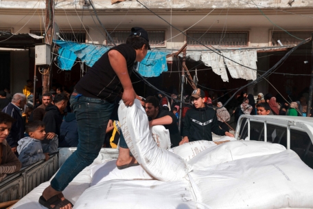 Ein junger Mann entlädt am 10. Dezember während der Kämpfe zwischen Israel und der palästinensischen Hamas-Bewegung einen Lastwagen mit humanitärer Hilfe in Rafah im südlichen Gazastreifen