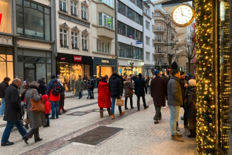 In der „Uewerstad“ war an diesem Sonntag viel los