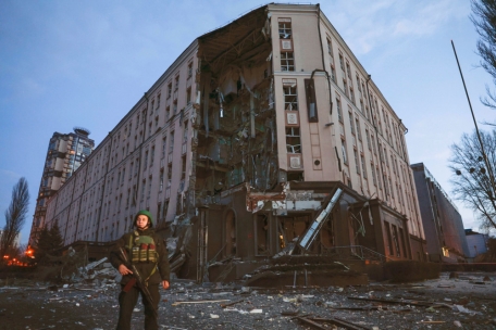 Ein Polizist steht Wache vor einem beschädigten Hotel, das nach ukrainischen Angaben bei einem russischen Raketenangriff getroffen wurde