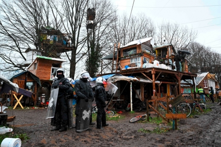 Polizisten vor dem Protestdorf in Lützerath
