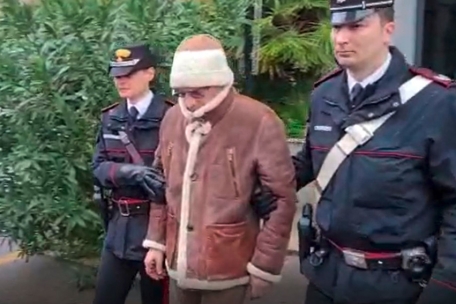 Das Standbild aus einem Polizeivideo zeigt Matteo Messina Denaro, Chef der sizilianischen Cosa Nostra, der nach seiner Festnahme von der Polizei begleitet wird