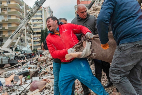 Tausende Menschen kommen bei den schweren Erdbeben in Syrien und der Türkei ums Leben