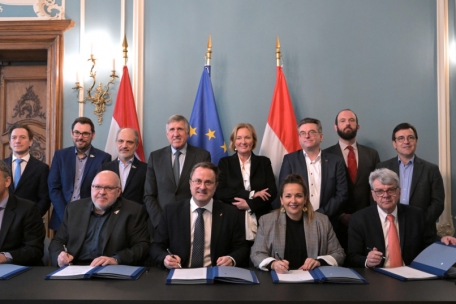 Strahlende Gesichter bei der Unterschreibung des Tripartite-Abkommens am 7. März