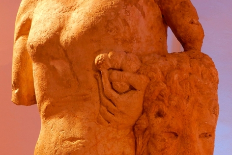 Gut sichtbar ist der Kopf des Löwen