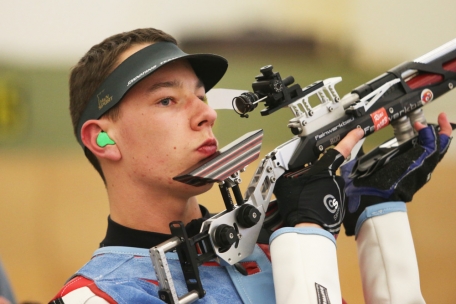 Sportschießen / Volltreffer trotz Sehnenentzündung: Nachwuchshoffnung Luca Klein brilliert beim RIAC