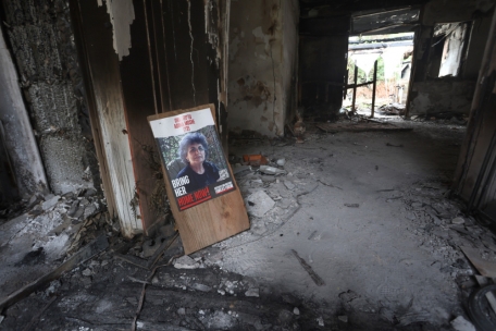 Das Foto einer Vermissten steht in ihrem zerstörten Haus im Kibbuz Nir Oz 