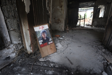 Das Foto einer Vermissten steht in ihrem zerstörten Haus im Kibbuz Nir Oz