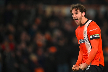 Fussball / Bangen um das Stehaufmännchen: Luton Towns Kapitän Tom Lockyer bricht auf dem Spielfeld zusammen