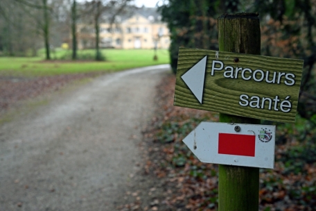 Wer den Schildern des „Parcours santé“ folgt, kann rund ums Colpacher Schloss gleichzeitig auf Safari gehen