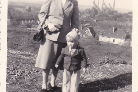 Anna Kemmer-Mores mit Sohn Pierre 1950