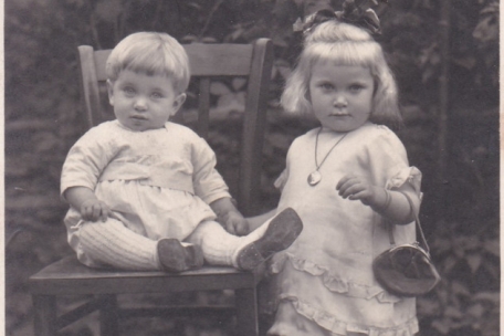 Anna Mores mit ihrem Bruder Leo 1925