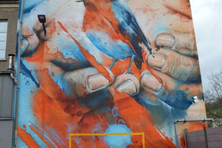 Zusammen mit lokalen Künstlern bringt Ettelbrück an manchen Gebäuden Farbe ins Spiel