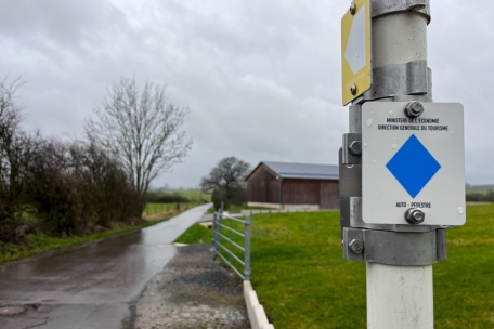 Der barrierefreie Rundspaziergang in Monnerich führt über Felder