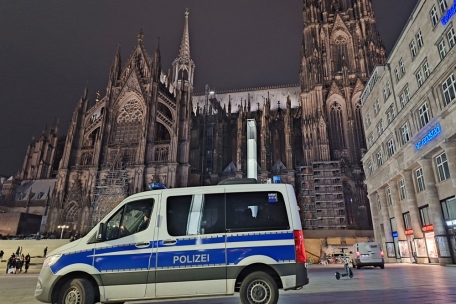 Einen Tag vor Weihnachten erhöht die Polizei in Köln wegen möglichen Anschlagsplänen ihre Schutzmaßnahmen. Sicherheitsbehörden haben nach dpa-Informationen Hinweise auf einen möglichen Anschlagsplan einer islamistischen Gruppe auf den Kölner Dom erhalten