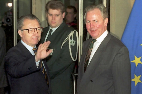 Le président de la Commission européen sortant Jacques Delors (g.), et son successeur Jacques Santer (d.), le 23 janvier 1995