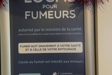 Ein eher seltener Anblick: Eine Plakette für ein vom Gesundheitsministerium autorisiertes Raucherlokal