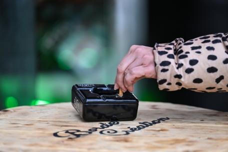 Draußen vor der Tür / Als vor zehn Jahren das Rauchverbot in Luxemburgs Cafés in Kraft trat, …