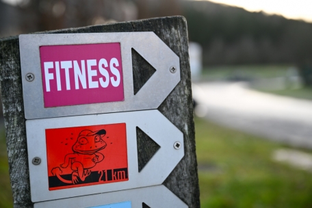 In Beckerich zeigen die Schilder des Fitnessparcours, in welche Richtung es geht