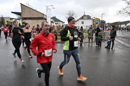 Unser Tageblatt-Basketball-Spezialist Pierrot Feltgen (r.) legte in den vergangenen zwölf Monaten 2023 Kilometer zurück – die letzten davon in Rambrouch