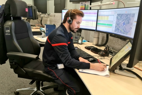 Helden am Telefon / Einblick in die Arbeit der Notrufzentrale: Operatoren bewältigen 639 Anrufe in der Silvesternacht