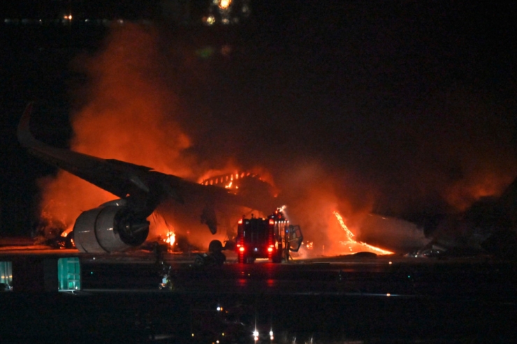 Japan / Feuerball auf der Landebahn: Fünf Tote bei Flugzeugkollision am Flughafen Tokio