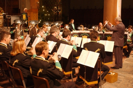 Aus dem Archiv: Der Auftritt in der Dekanatskirche St. Joseph vor 20 Jahren. Am Dirigentenpult der Gründer der Brass Band, Fred Harles.