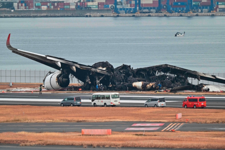 Flammeninferno in Tokio / Explodierte Unglücksmaschine hatte keine Erlaubnis für Startbahn
