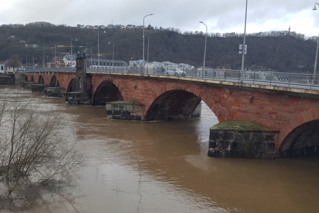 Langsam, aber unsicher: Auch die Mosel steigt – und lässt am Mittwochmittag in Trier die hohen Bögen der Römerbrücke scheinbar schrumpfen